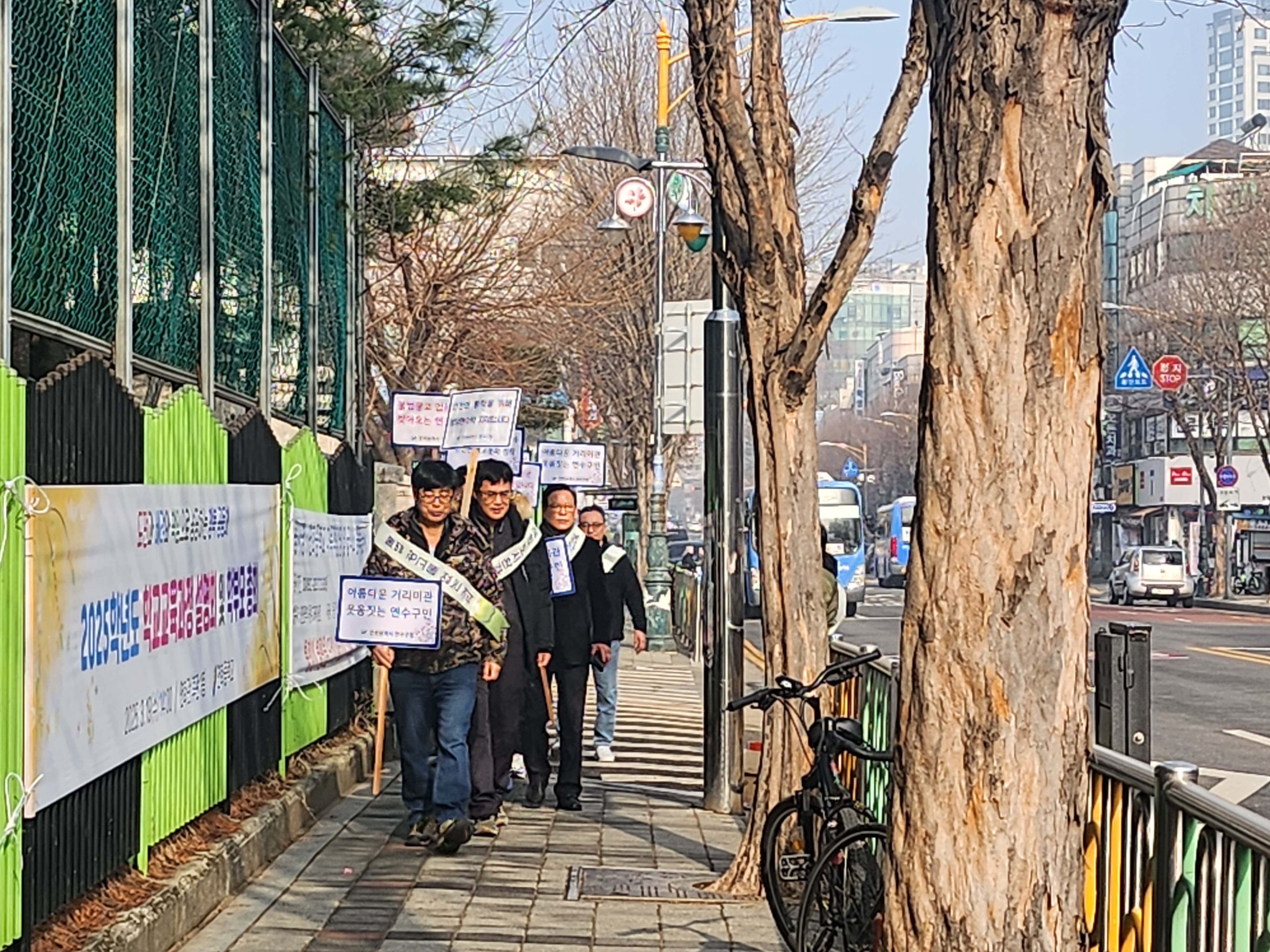 연수구가 지난 13일 개학기를 맞아 연화중학교 일대에서 불법광고물 근절 민·관 합동 캠페인을 진행했다